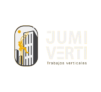 Logo de Jumi Verti, empresa especializada en trabajos verticales, con un diseño que incluye un operario en una fachada de edificio.